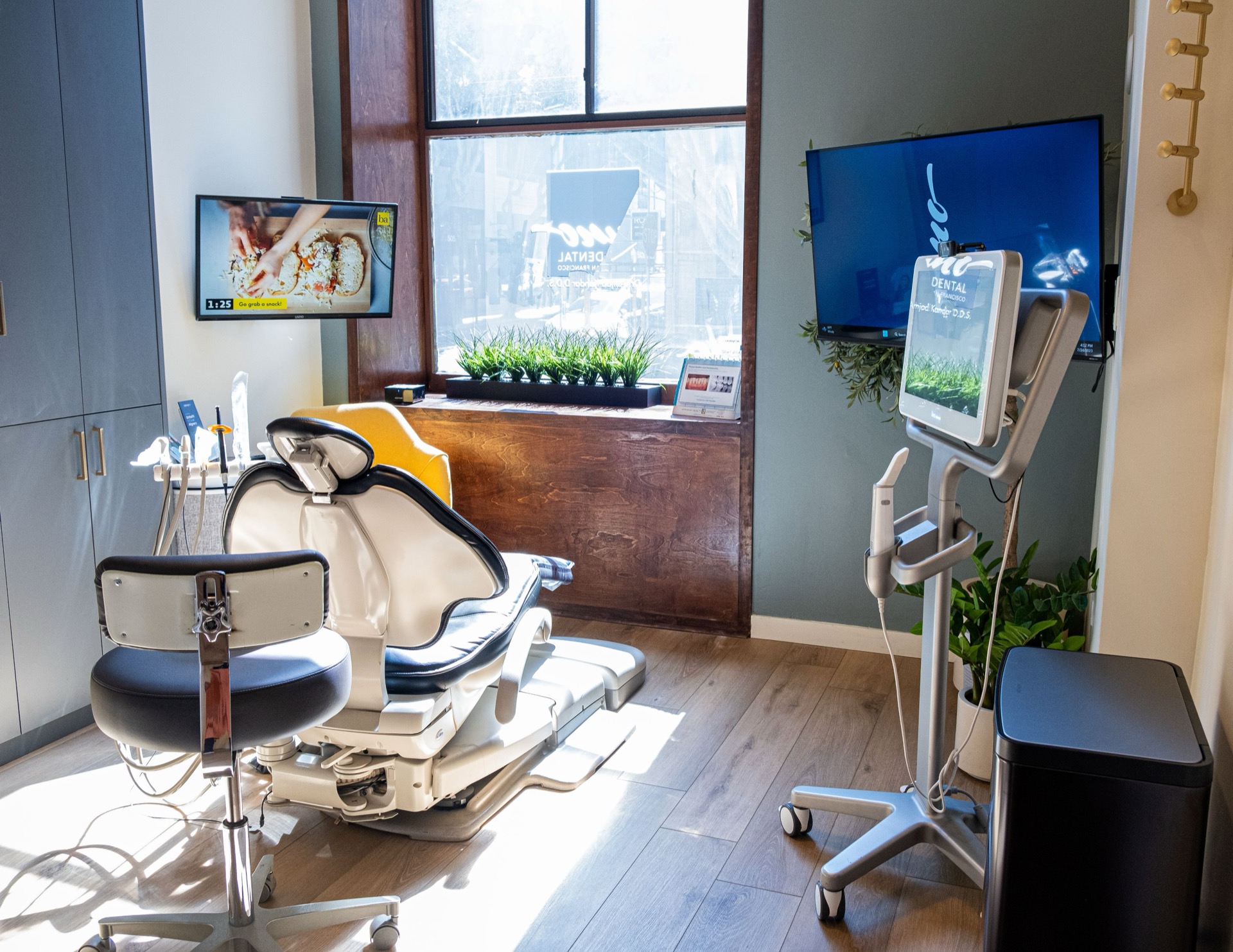 UNO DENTAL SAN FRANCISCO — front desk